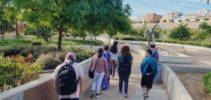 Personas paseando por el parque