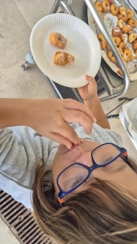 Niños comiendo buñuelos