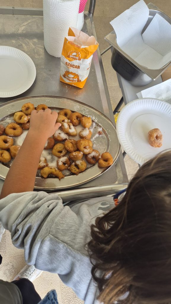 Niños haciendo buñuelos