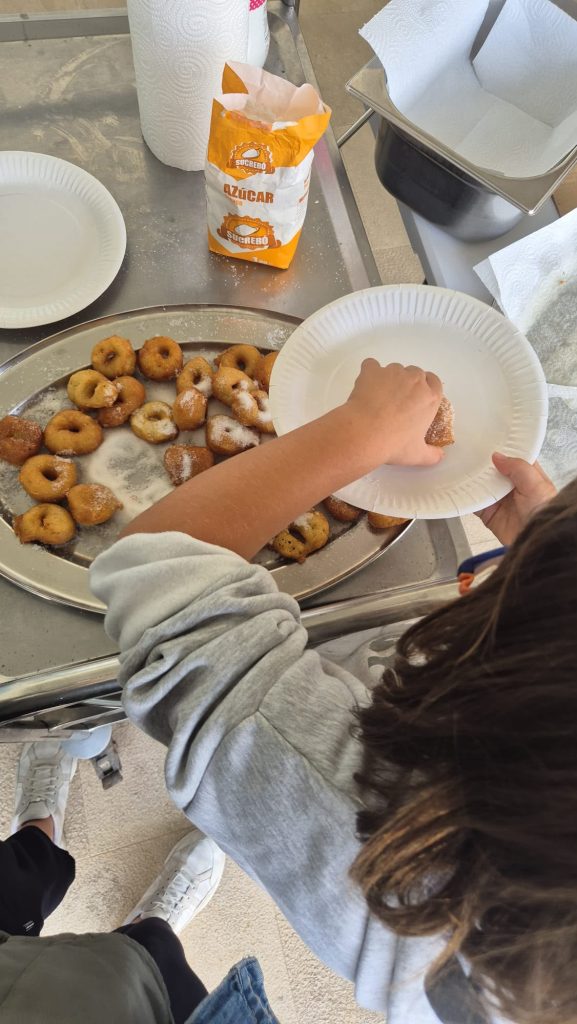 Niños haciendo buñuelos