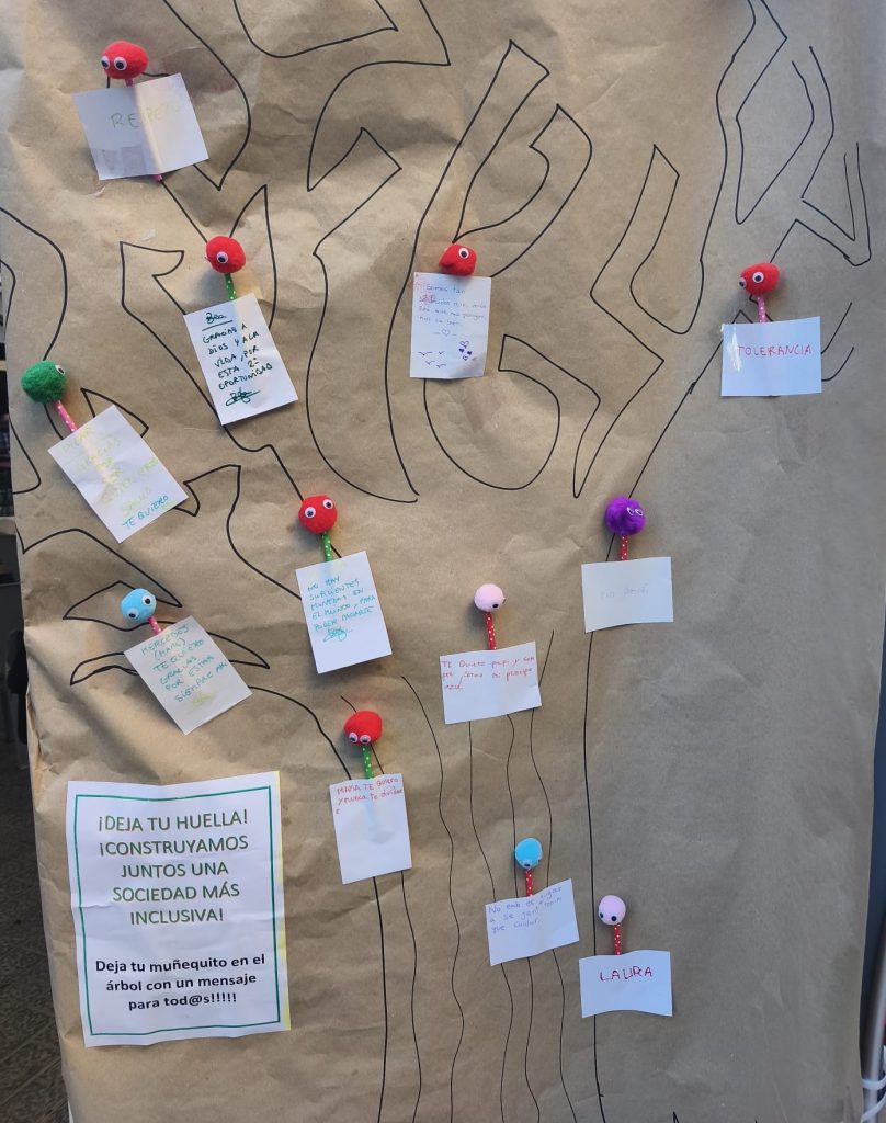 Foto de un árbol de papel donde la gente habla de una sociedad más inclusiva