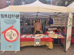 Persona en un stand de la fundación Aldaba