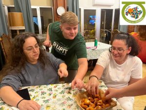 Personas comiendo buñuelos